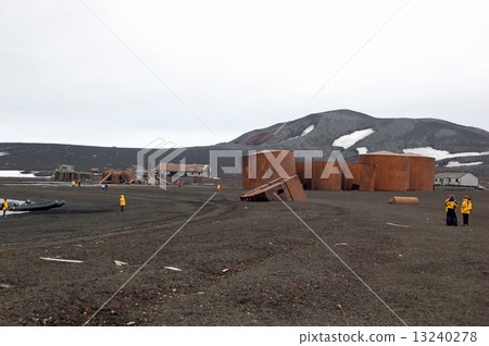 The whaling base trace 13240278