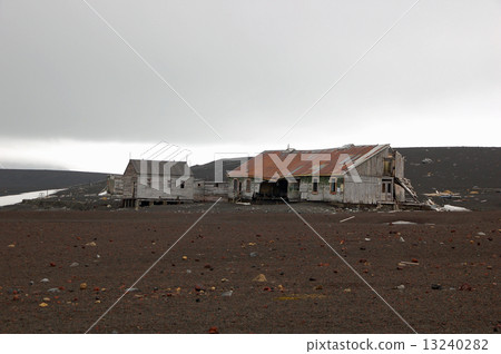 The whaling base trace 13240282