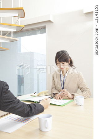 婦女在會議室裡 婦女在會議室裡 13241155