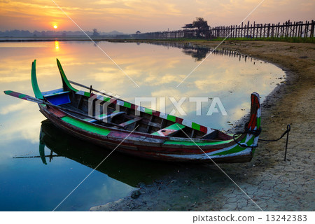 Wooden boat in Ubein Bridge at sunrise, Mandalay, Myanmar 13242383
