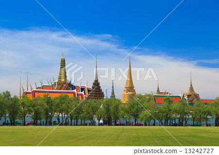 Wat phra kaew, Grand palace, Bangkok, Thailand (view from new gr Wat phra kaew, Grand palace, Bangkok, Thailand (view from new gr 13242727