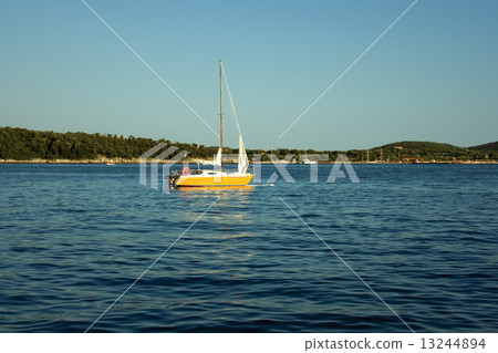 Sailing yacht 13244894