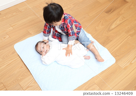 Brothers (children and babies) 13246409