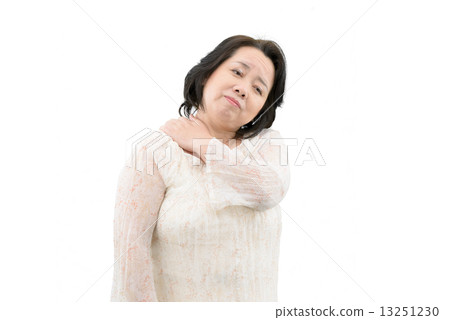 中年婦女在休閒服的白色停頓 13251230