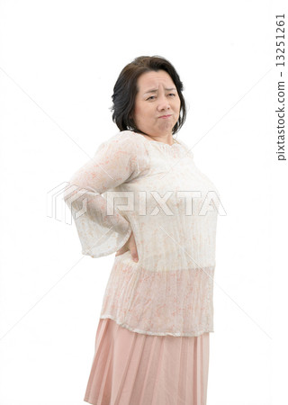 中年婦女在休閒服的白色停頓 13251261