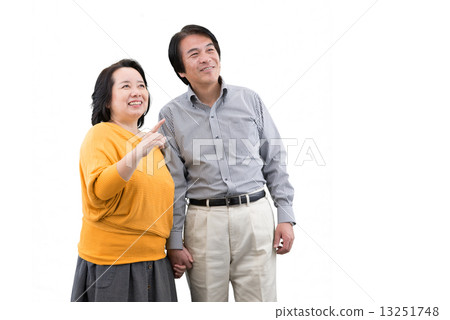 在便衣的中年夫婦計算白色姿勢 13251748
