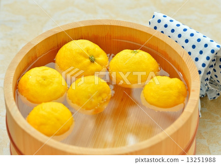Caution) Steam synthesis is retouch synthesis. An image of "Yuzu" that puts water in a wooden turtle and floated a yuzu. 13251988