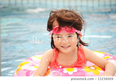 游泳在水池的女孩 游泳在水池的女孩 13256009