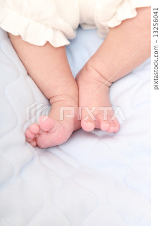 Baby's foot 13256041