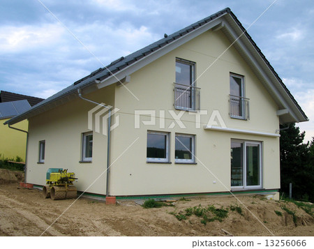 Modern single-family House 13256066