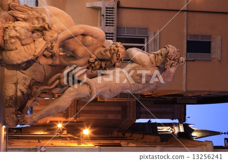 羅馬納沃納廣場在夜間C 13256241