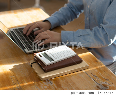 A woman who plays a personal computer A woman who plays a personal computer 13256857
