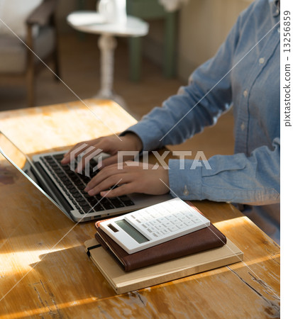 A woman who plays a personal computer A woman who plays a personal computer 13256859