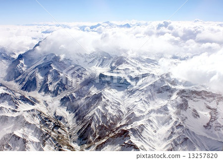 橫跨南美大陸南北的安第斯山脈，除了雲以外在阿根廷領土的嚴重的冬天山的出現 13257820