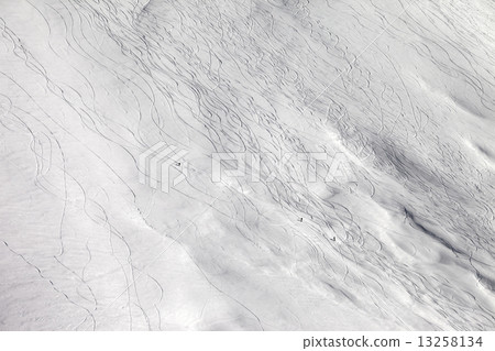 Off-piste slope with snowboarders and skiers 13258134