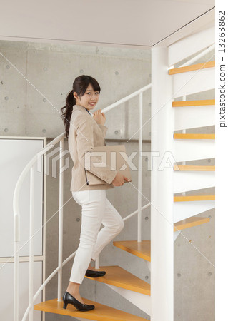 站立台階的婦女在辦公室 站立台階的婦女在辦公室 13263862