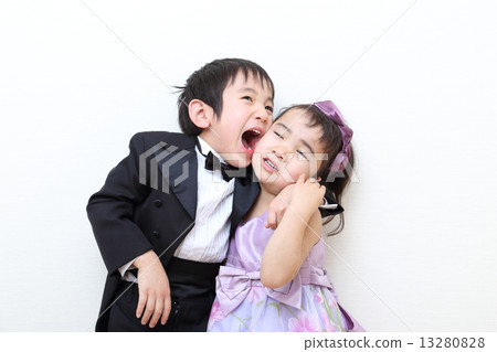 Cute couple (regular child) 13280828