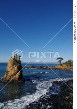 View of Mount Fuji from Akiya/Tateishi Coast (Yokosuka City) 13281175
