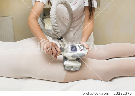 woman is in the process at the clinic lipomassage woman is in the process at the clinic lipomassage 13281376