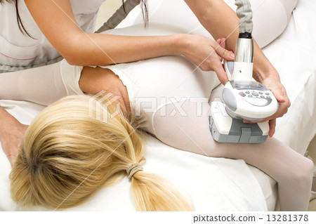 woman is in the process at the clinic lipomassage woman is in the process at the clinic lipomassage 13281378