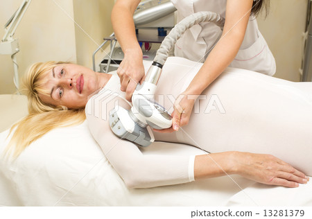 woman is in the process at the clinic lipomassage woman is in the process at the clinic lipomassage 13281379