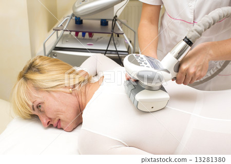 woman is in the process at the clinic lipomassage woman is in the process at the clinic lipomassage 13281380