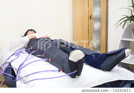 woman at the clinic for the treatment of pressure therapy procedure woman at the clinic for the treatment of pressure therapy procedure 13281611