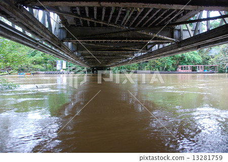 在叢林中的河流/橋樑下(Gunung Mul國家公園/東馬來西亞/婆羅洲島) 在叢林中的河流/橋樑下(Gunung Mul國家公園/東馬來西亞/婆羅洲島) 13281759