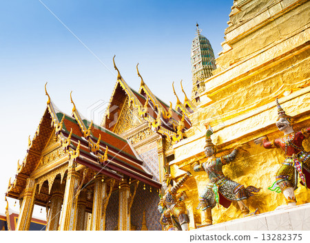 Royal grand palace in Bangkok 13282375