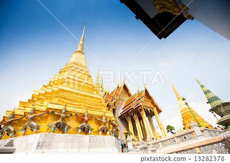 Royal grand palace in Bangkok 13282378