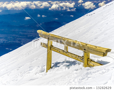 鳥居埋在雪地裡 鳥居埋在雪地裡 13282629