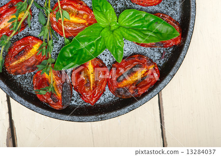 baked cherry tomatoes with basil and thyme baked cherry tomatoes with basil and thyme 13284037