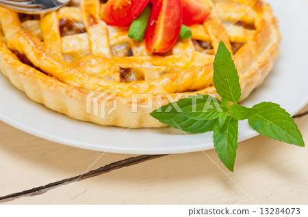 home made beef pie 13284073