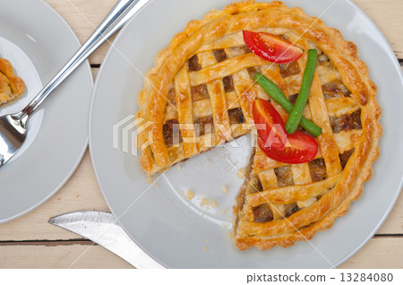 home made beef pie 13284080