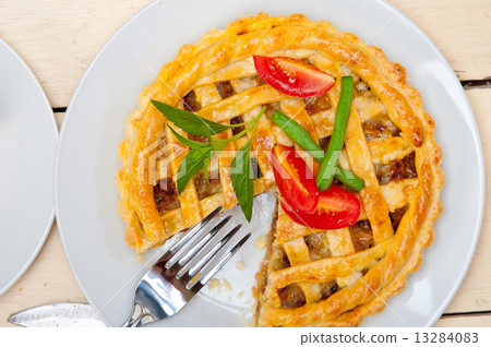 home made beef pie 13284083