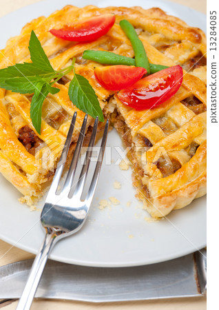 home made beef pie 13284085