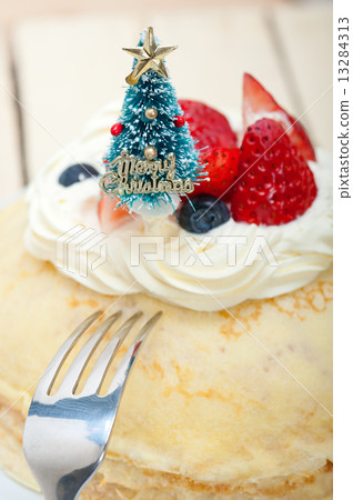christmas tree on crepe pancake cake 13284313