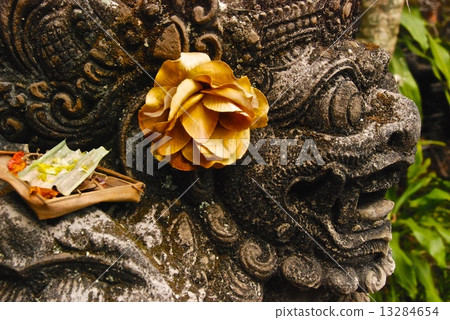 Balinese Hindu Stone Statue (Ubud Royal Palace / Bali / Indonesia) Balinese Hindu Stone Statue (Ubud Royal Palace / Bali / Indonesia) 13284654