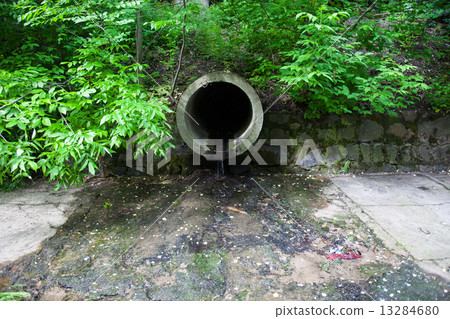 The run-off pipe discharging water 13284680
