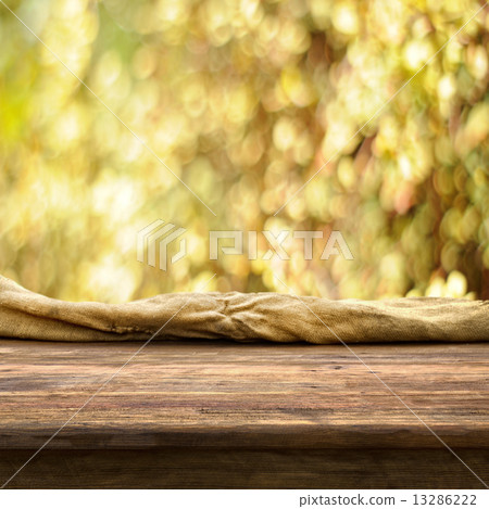 empty table 13286222