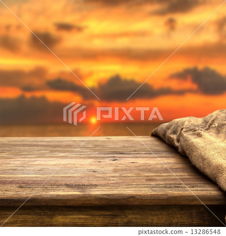 empty table empty table 13286548