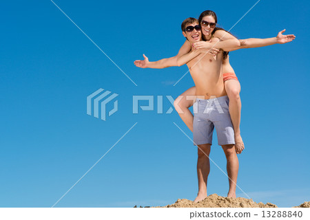 couple hugging 13288840
