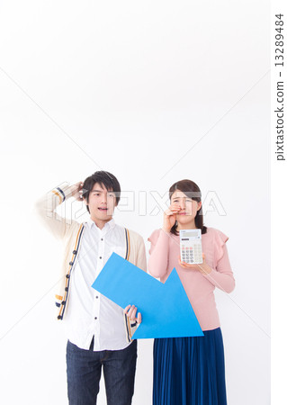 有箭頭的男人和婦女 13289484