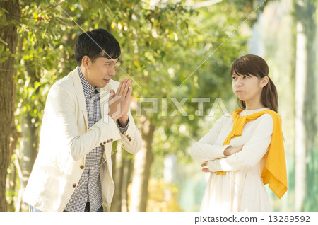 Couples fight 13289592