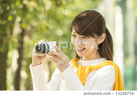 一個女人拍一張照片 一個女人拍一張照片 13289716