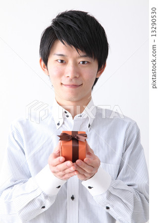 Men who give gifts 13290530
