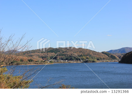 Refreshing in Akike Pond Fall Refreshing in Akike Pond Fall 13291366