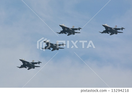 Flight formation of US Air Force F-16 13294218