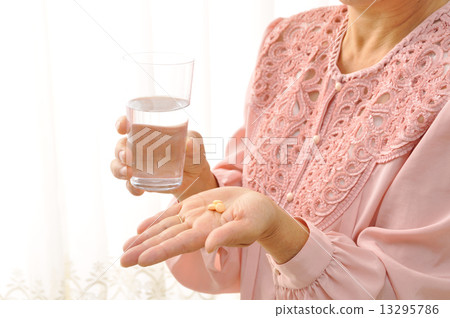 Elderly woman who takes medicine 13295786