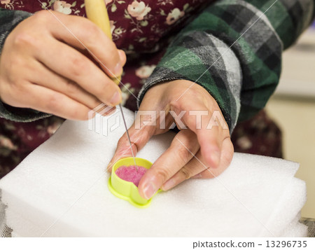 Make a wool felt (hand 1) 13296735